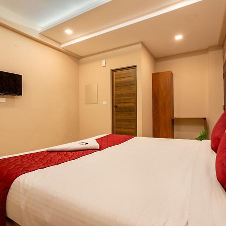 Yaad Residency Hotel Kochi Exterior photo
